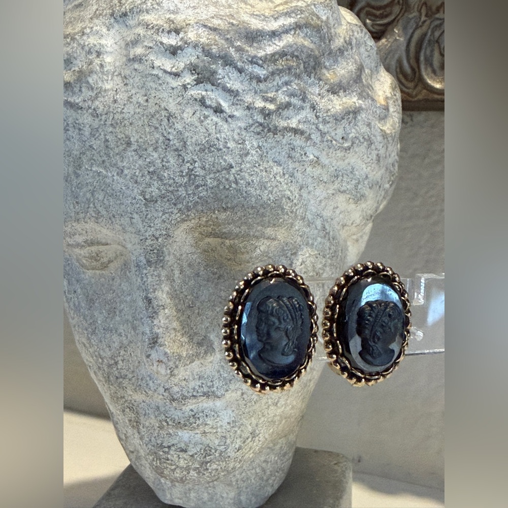 Vintage Black Glass Lady Cameo Clip-On Earrings‎ Gold Tone Frame